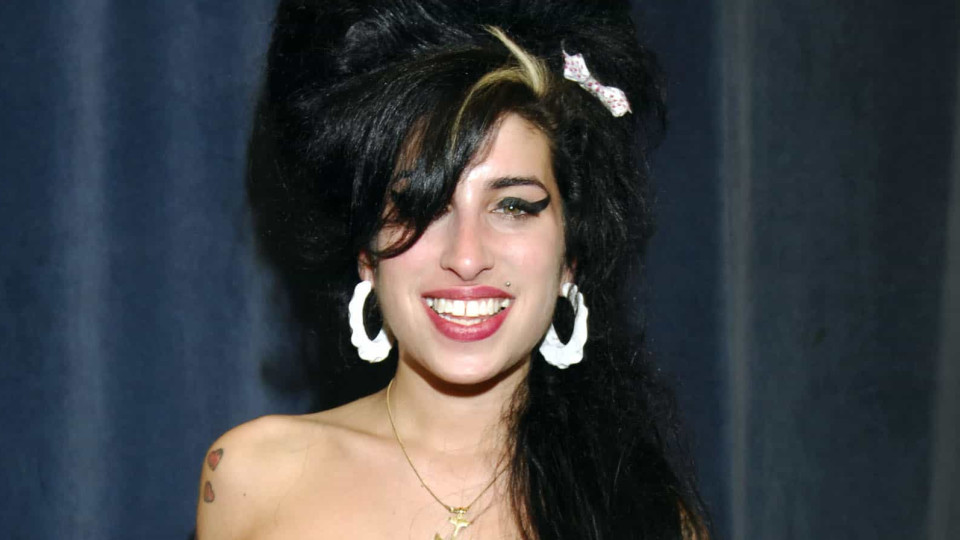 Pai de Amy Winehouse processa duas amigas da cantora 