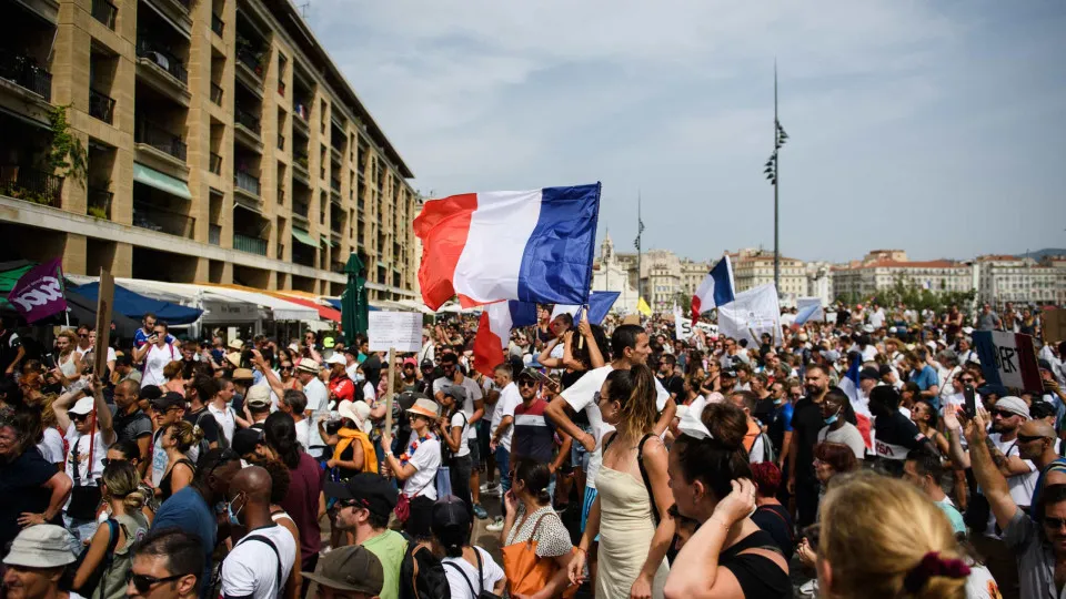 Milhares manifestam-se em França contra novas medidas de controlo