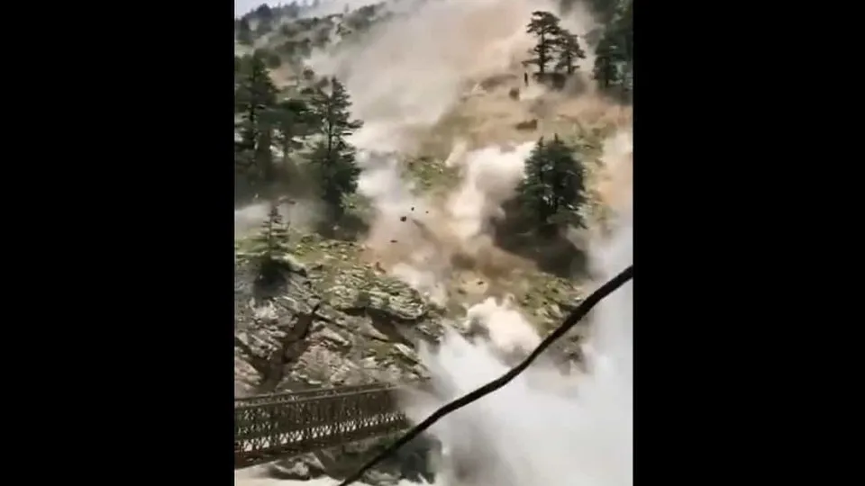 Vídeo. Deslizamento de terras na Índia mata nove pessoas e destrói ponte