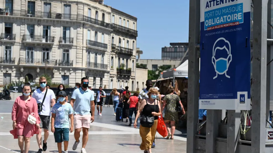 França supera 6 milhões de casos. Metade da população completa vacinação