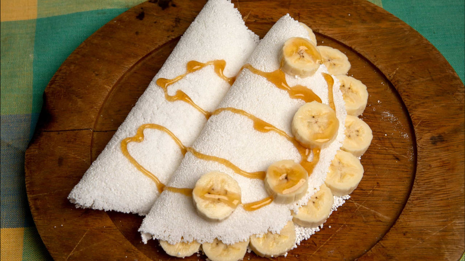 Crepes saborosos e saudáveis de tapioca com doce de leite e banana