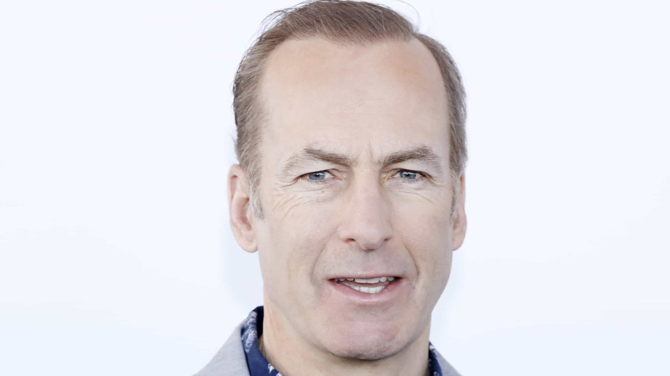 Famosos enviam palavras de carinho a Bob Odenkirk após ser hospitalizado