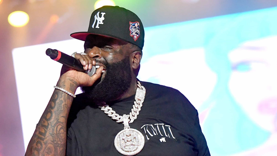 Rapper Rick Ross tem 100 carro na garagem, mas não tem carta de condução