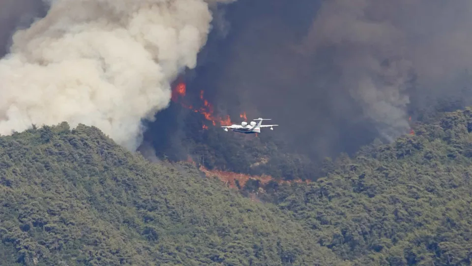 UE envia três aviões Canadair para ajudar Turquia a combater fogos