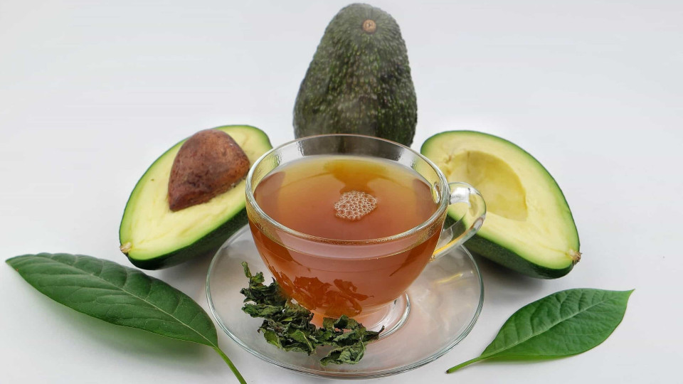 O chá de abacate que rejuvenesce a pele naturalmente