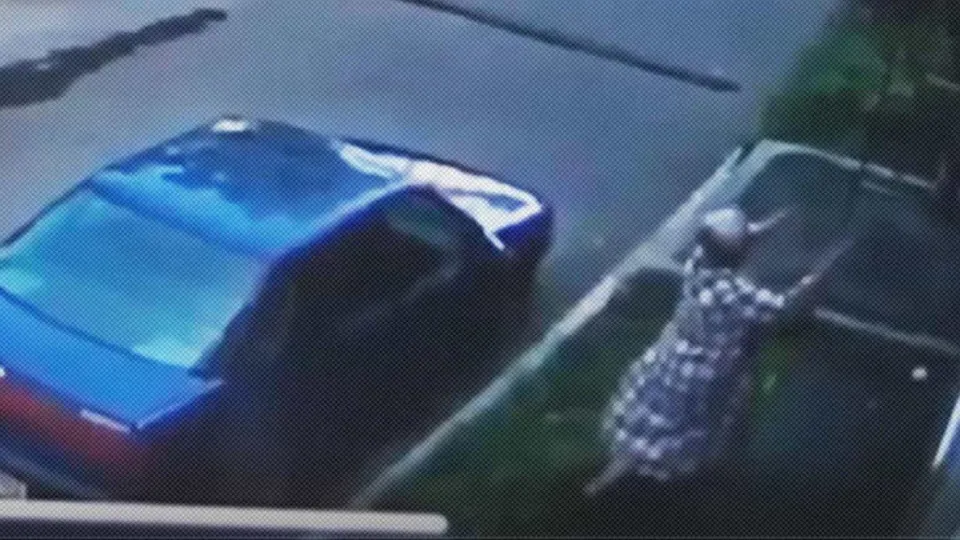 Mulher apanha bebé que cai de janela do segundo andar de um prédio