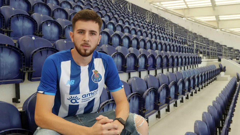 FC Porto oficializa a chegada de central para a equipa B