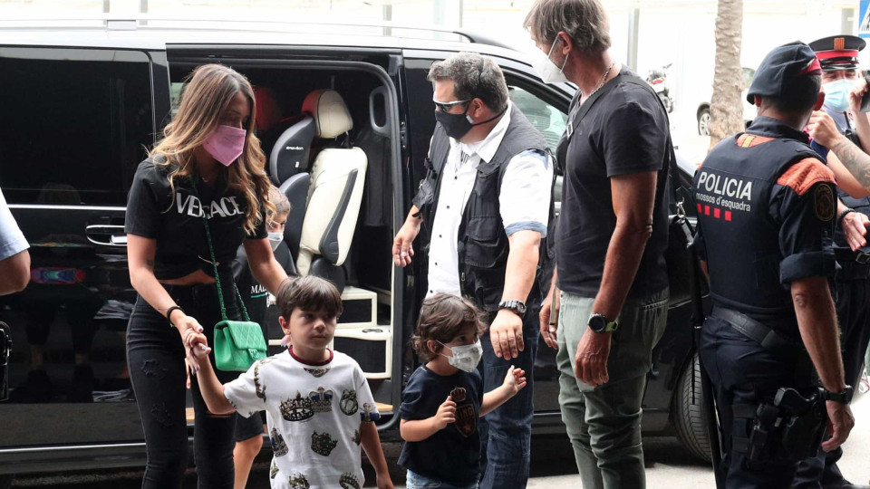 Em imagens: Lionel Messi a caminho de Paris com a mulher e os filhos