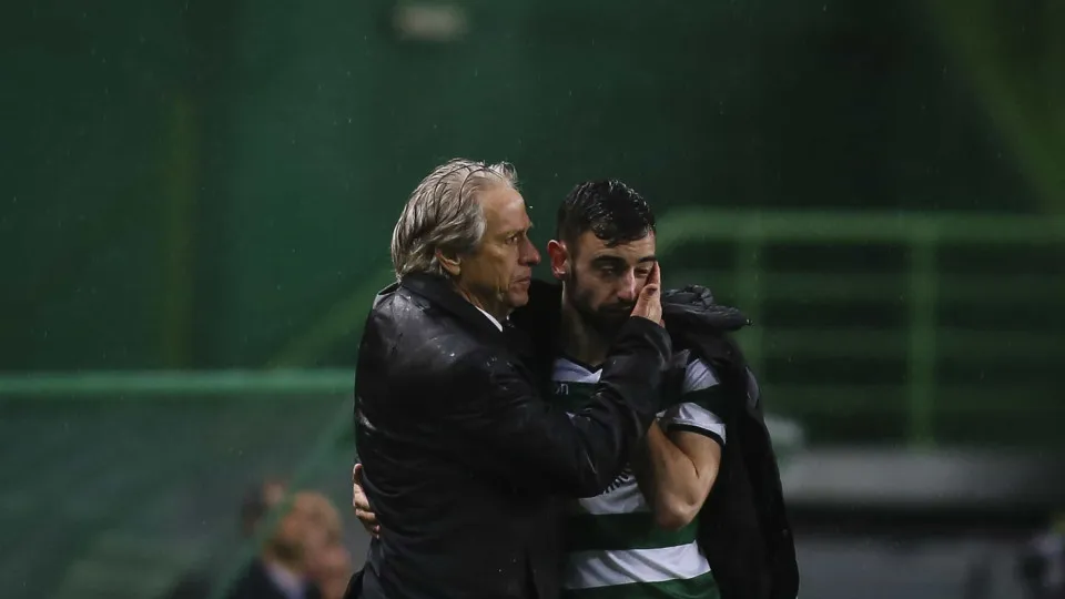 Sporting's coach Jorge Jesus (R) greets Sporting's midfielder Bruno Fernandes during the Portuguese League football match between Sporting CP and FC Pacos Ferreira at Alvalade stadium in Lisbon, on April 8, 2018.  (Photo by Carlos Costa/NurPhoto via Getty