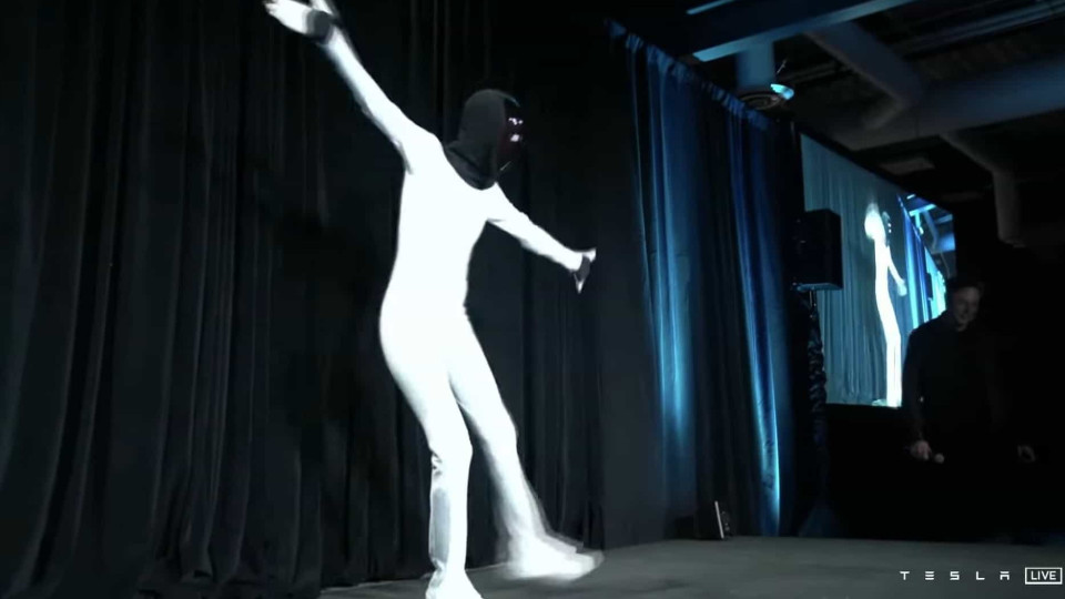 Tesla anuncia robot com dança complexa e brincadeira de Elon Musk