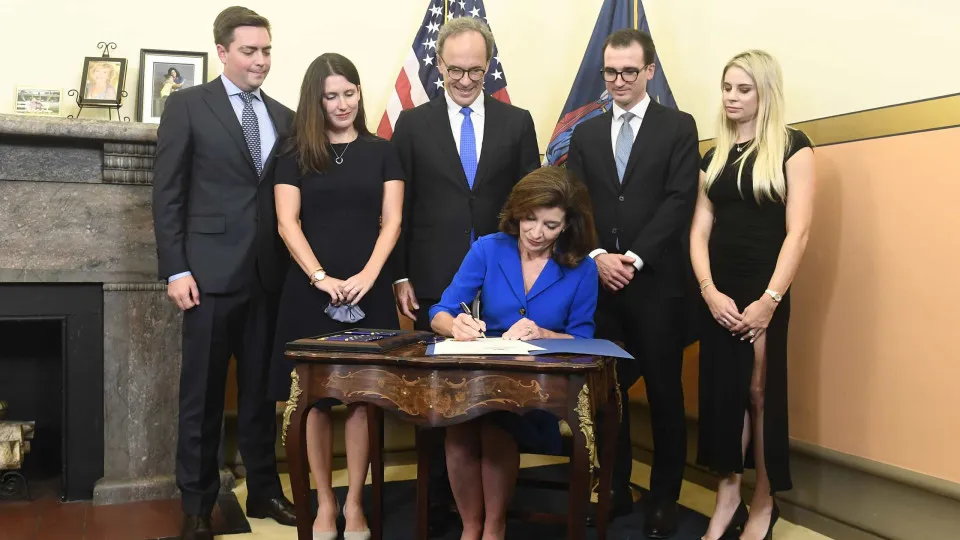 Kathy Hochul, é a primeira mulher governadora do estado de Nova Iorque