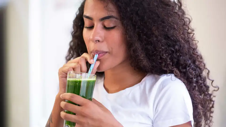 Pela saúde do seu fígado, faça esta bebida de chá verde, limão e banana