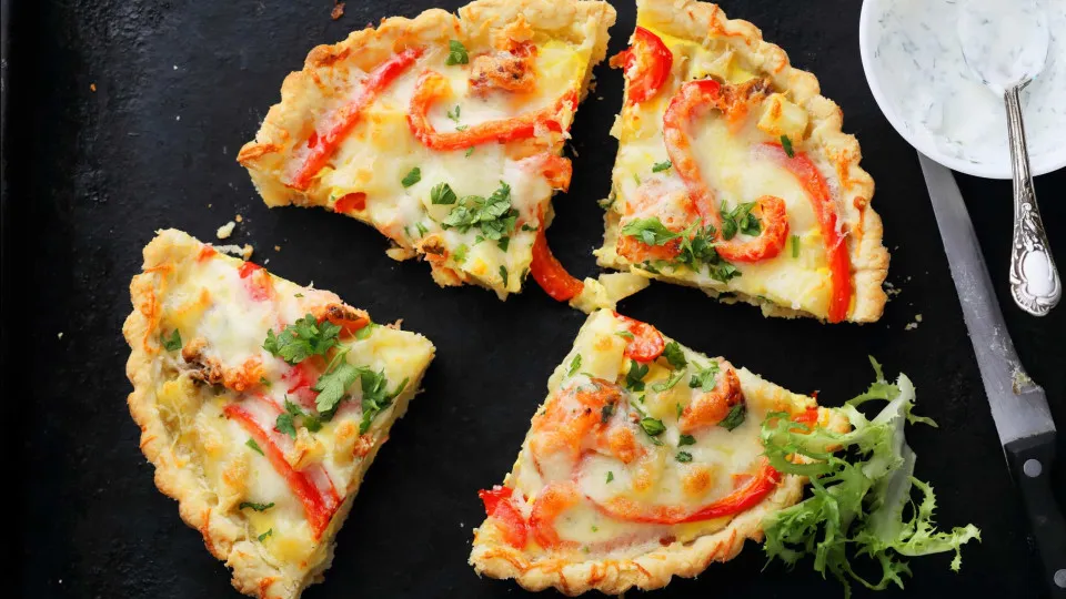 Quiche de salmão e pimentos para o jantar