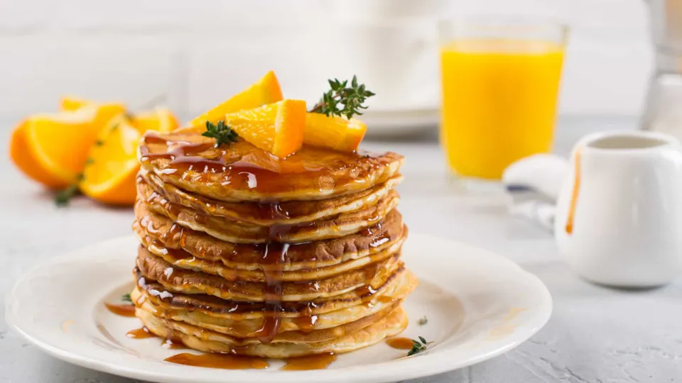 Receita 'fit'. Panquecas de laranja, uma explosão de sabor a cada garfada