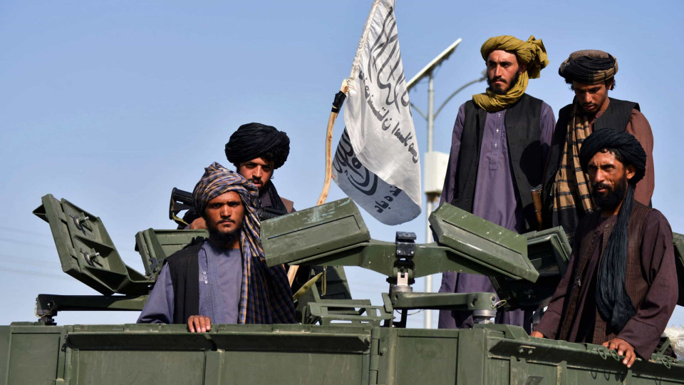 Talibã dispersam a tiro manifestação de apoio às iranianas em Cabul