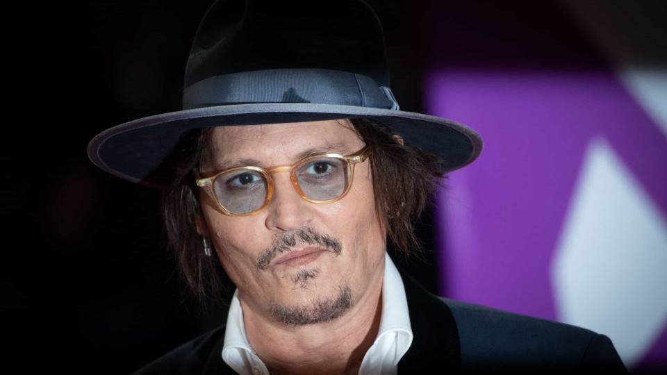 Johnny Depp faz rara aparição em evento após drama com Amber Heard