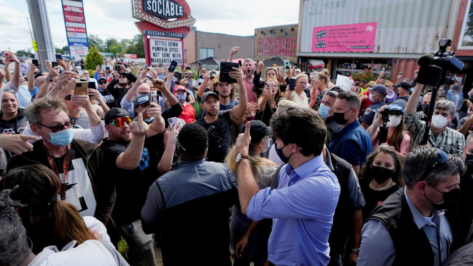 Primeiro-ministro canadiano agredido por manifestantes antivacinas