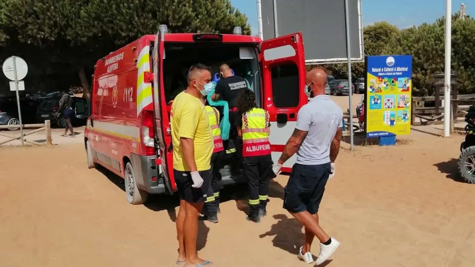 Jovem cai de mota de água em Albufeira e é levado para o hospital