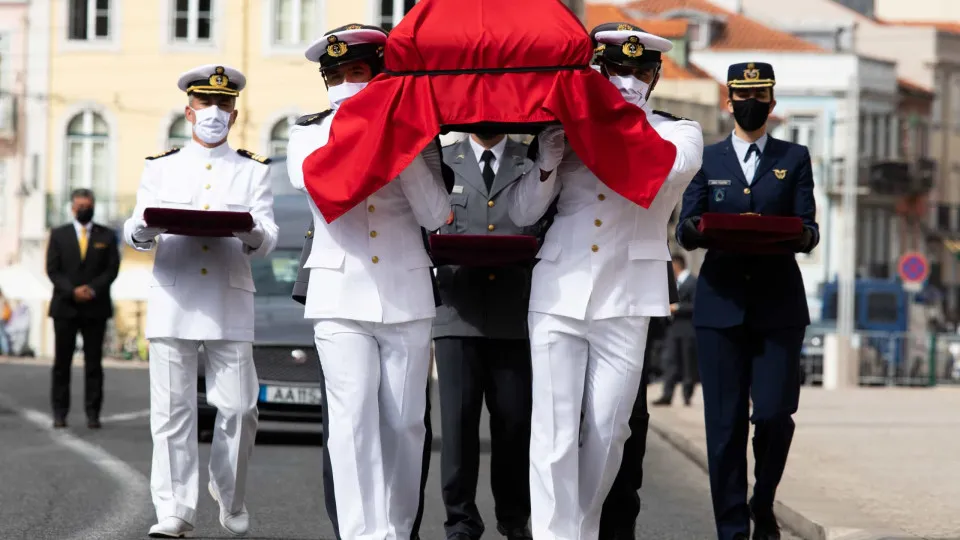 Sampaio. Longo aplauso na paragem do cortejo à porta do Palácio de Belém