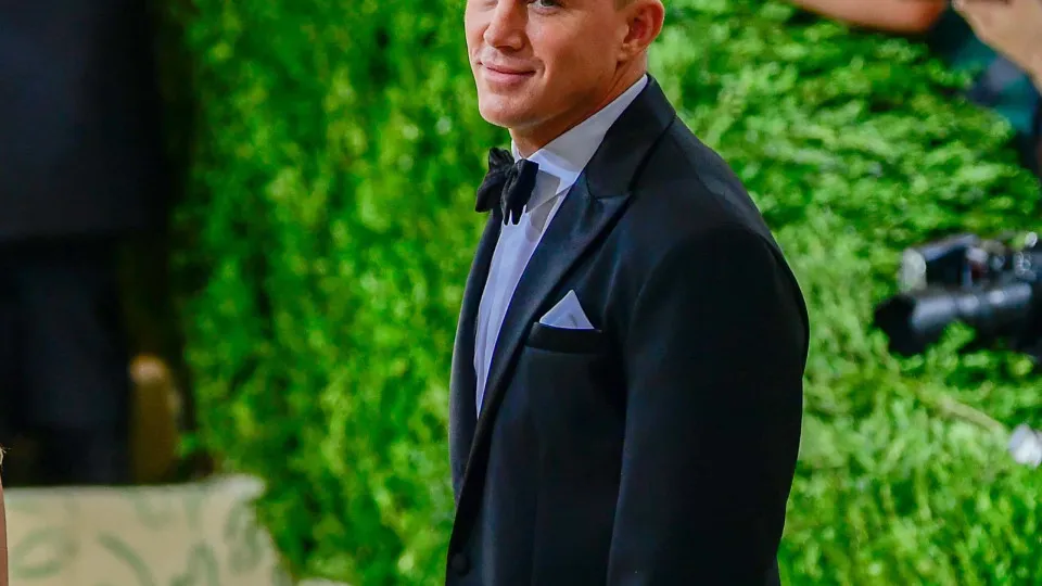 Channing Tatum e namorada deixam romance falar mais alto e beijam-se