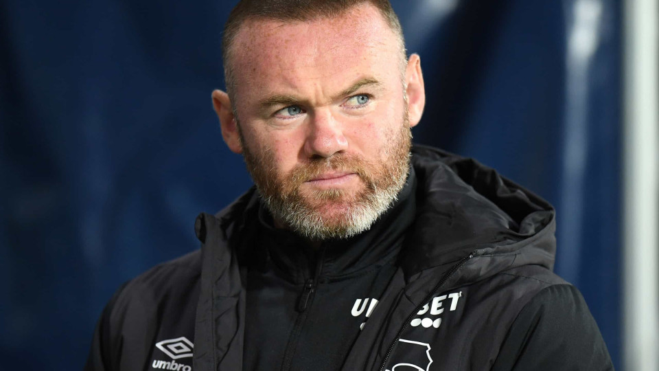 Derby County, de Wayne Rooney, declara insolvência e perde 12 pontos