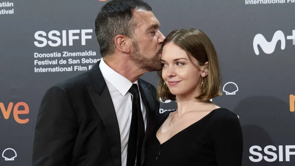 Antonio Banderas posa com a filha em red carpet de festival de cinema 