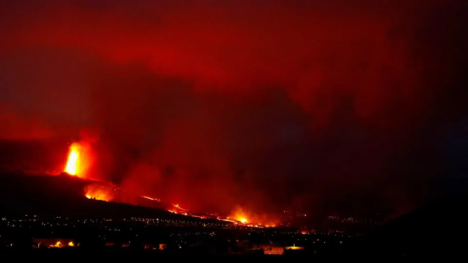 Vulcão nas Canárias abre nova boca eruptiva e obriga mais evacuações