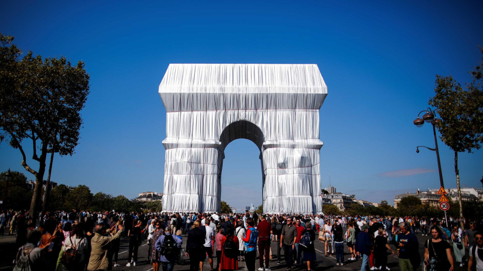 Arco do Triunfo coberto em instalação póstuma criada pelo artista Christo