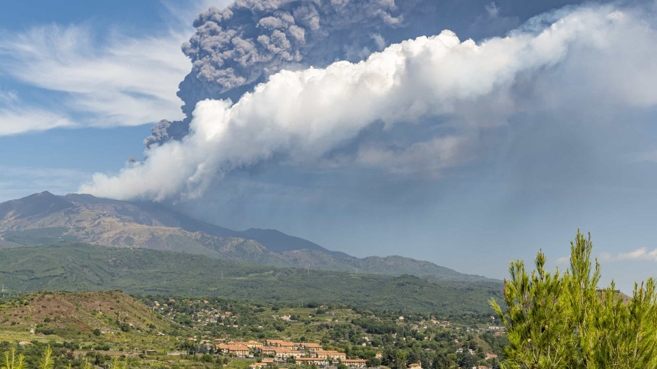 Aeroporto de Catânia reabre após suspensão devido a erupção do Monte Etna