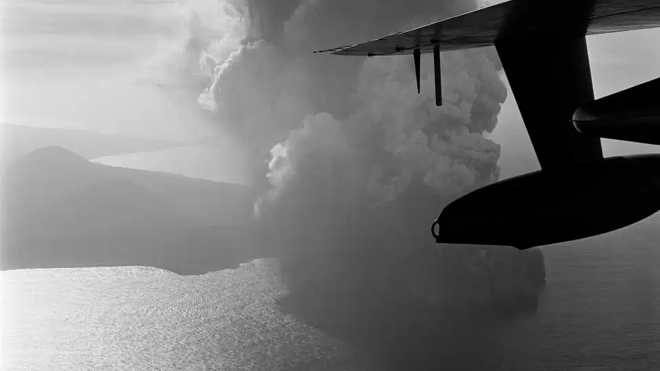 Vulcão dos Capelinhos entrou em erupção há 67 anos. Veja as imagens