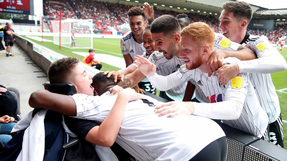 A imagem do dia: O gesto dos jogadores do Fulham que já corre mundo