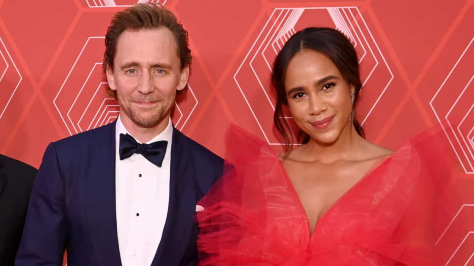 Ator da Marvel Tom Hiddleston aparece junto de namorada pela 1.ª vez