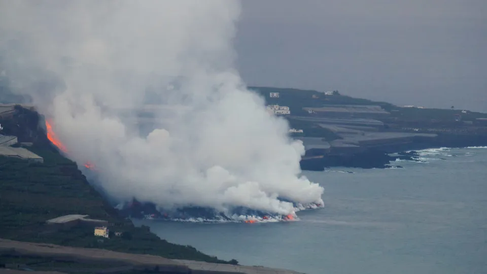 Corrente de lava do vulcão de La Palma chegou ao mar