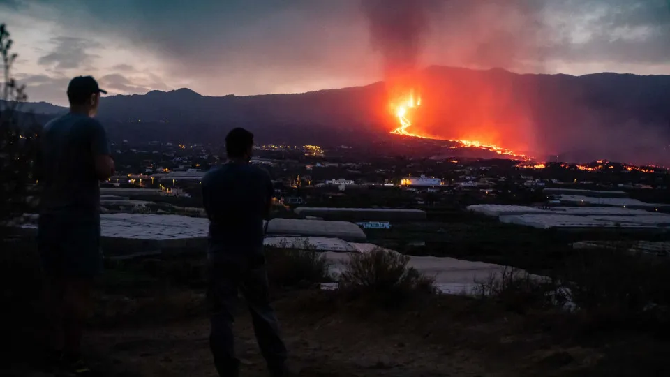 Lava de vulcão de La Palma chegou ao mar. Quais são as consequências?