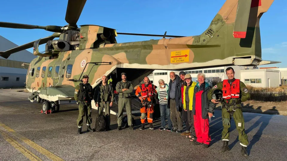 Força Aérea salva cinco tripulantes de veleiro que sofreu acidente