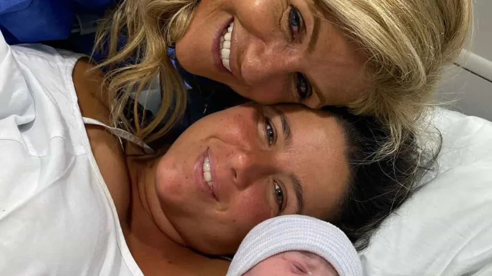 Vídeo. Bibá Pitta vai buscar a filha à maternidade