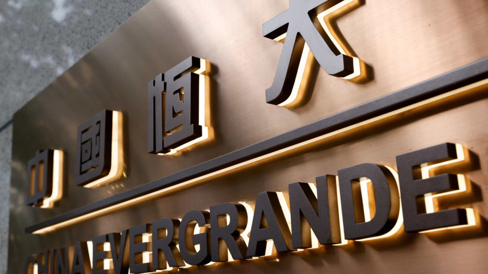 Evergrande volta a falhar pagamento de juros sobre títulos de dívida