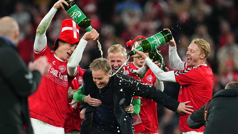 Dinamarca está no Mundial'2022 e até houve 'banho' no relvado