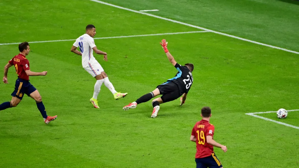 UEFA pode alterar a lei do fora de jogo após golo polémico de Mbappé