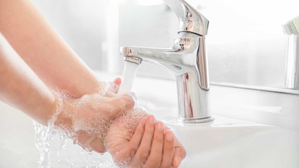 Lavar bem as mãos salva vidas. Siga estes 11 passos! 
