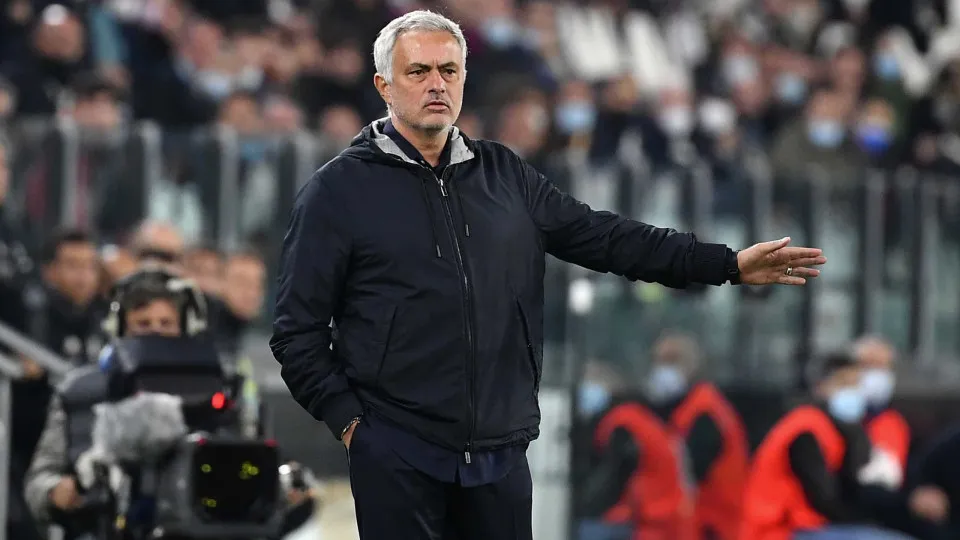 Mourinho derrapa em Turim e Juventus prossegue recuperação em Itália