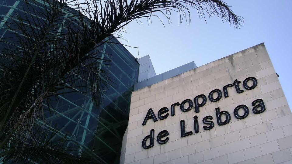 Passageiro que subiu ao telhado do aeroporto de Lisboa já foi retirado