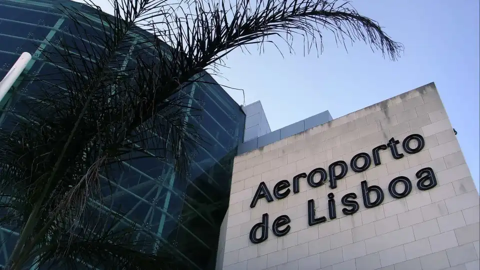 Tentam entrar em voo com passaportes falsificados no aeroporto de Lisboa