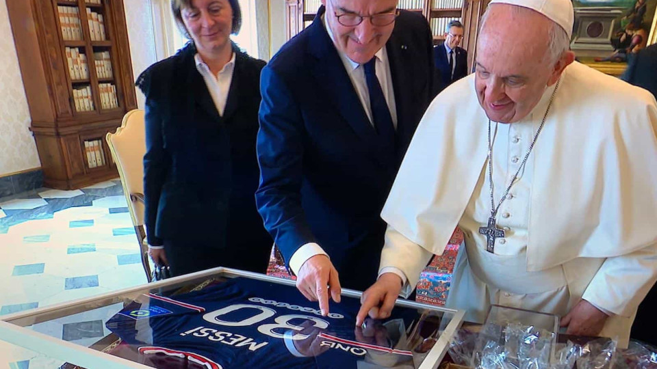Papa recebe presente muito especial e com dedicatória de Messi