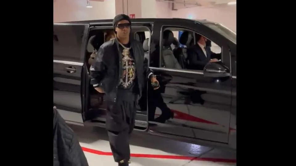 Ronaldinho chegou de carrinha ao estádio do PSG. Mas não era qualquer uma