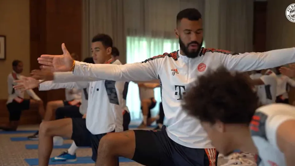 O treino indoor do Bayern a poucas horas do desafio contra o Benfica
