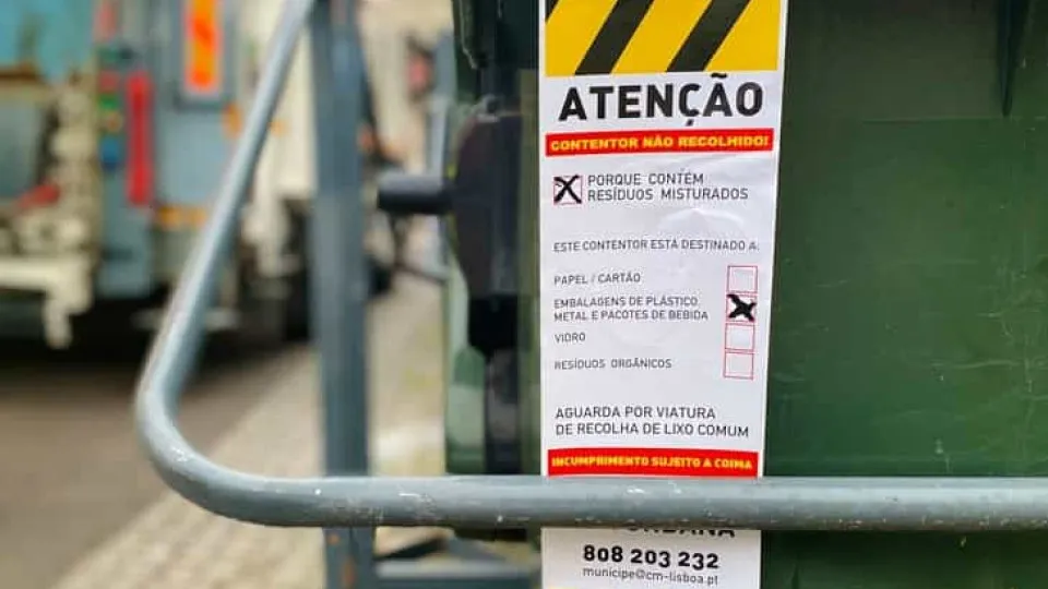 Viu este autocolante no contentor do lixo? Não deposite os seus resíduos
