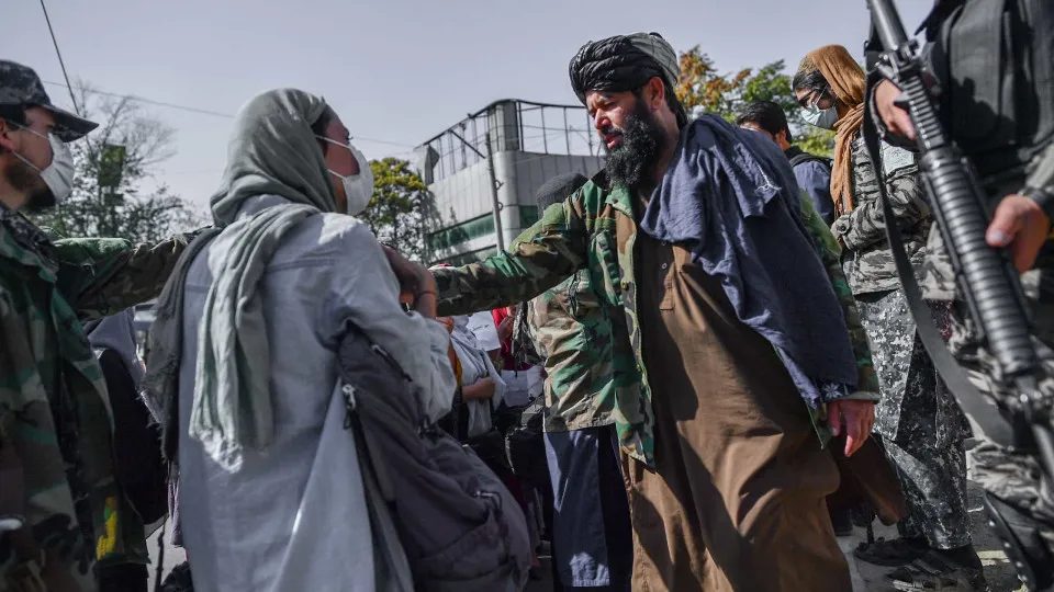 Talibãs reprimem repórteres durante protesto de mulheres em Cabul