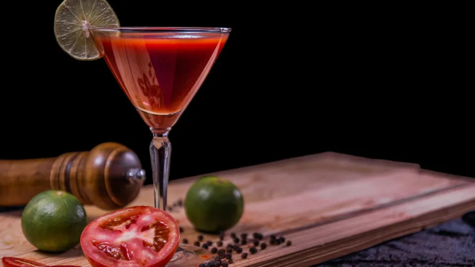 E que tal um cocktail Bloody Mary? Um clássico que tem de provar