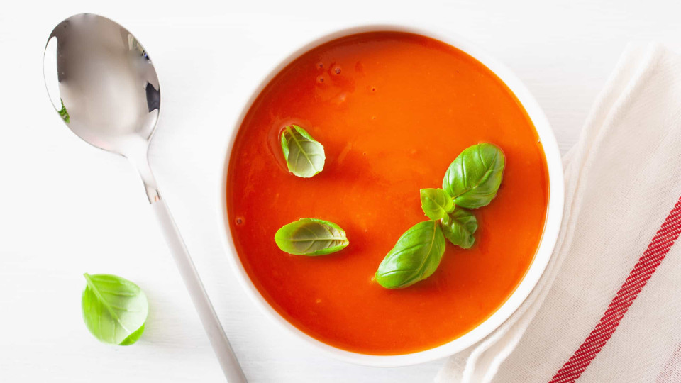 Sopa de tomate e maçã para recuperar dos excessos do fim de semana